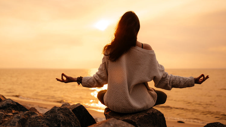 Frau die Spiritualität genießt und meditiert