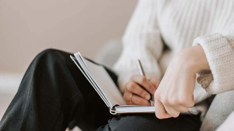 Frau erkennt sich selbst beim Journaling