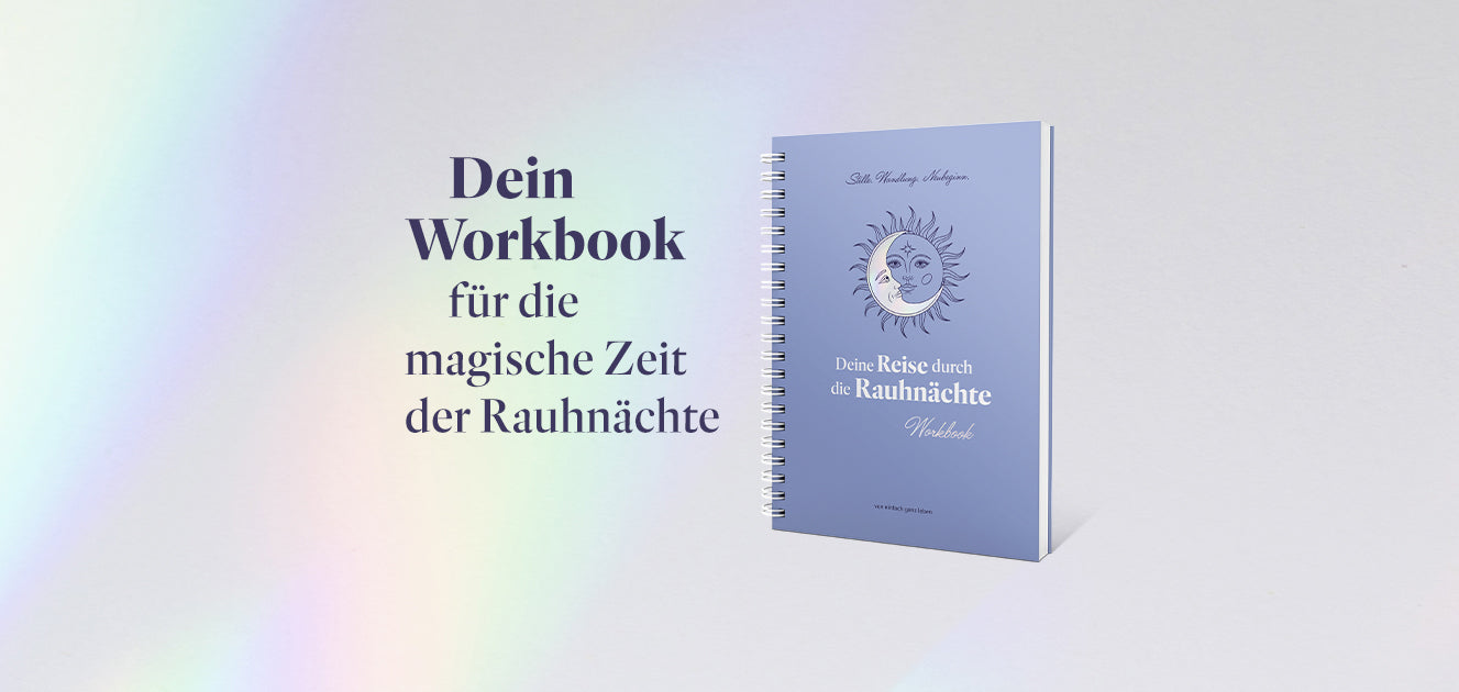 Rauhnächte Workbook auf hellem Hintergrund neben dem Text "Dein Workbook für die magische Zeit der Rauhnächte".