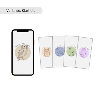 Ein Smartphone mit Eulenmotiv auf beigefarbenem Kreis steht neben vier Karten mit verschiedenen Krafttier-Motiven.