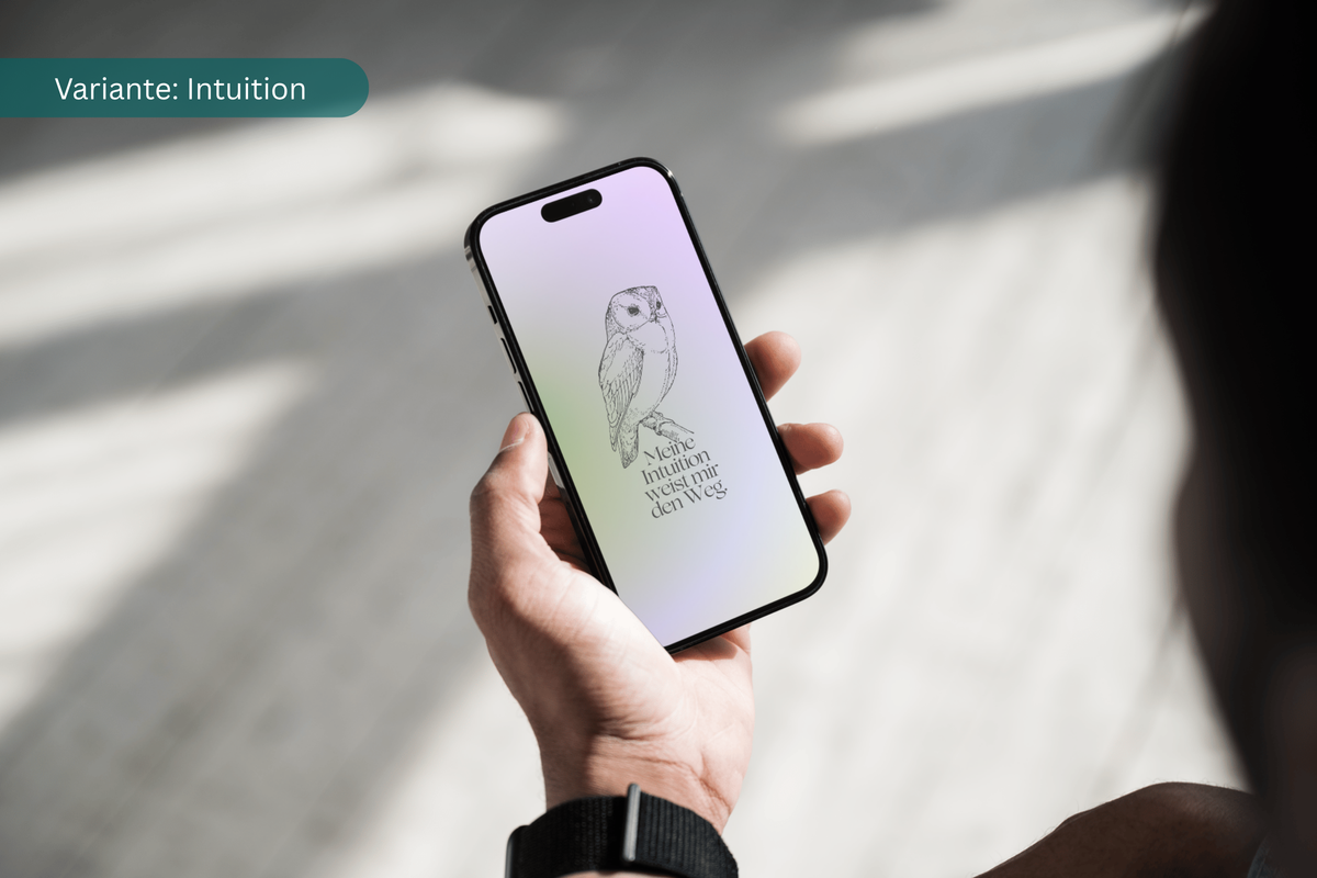 Eine Person hält ein Smartphone in der Hand, auf dessen Bildschirm eine gezeichnete Eule mit Affirmation dargestellt ist.